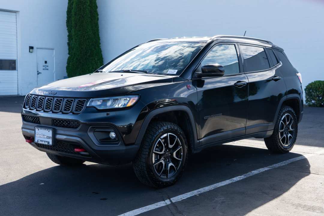 2025 Jeep Compass Trailhawk - Image 3