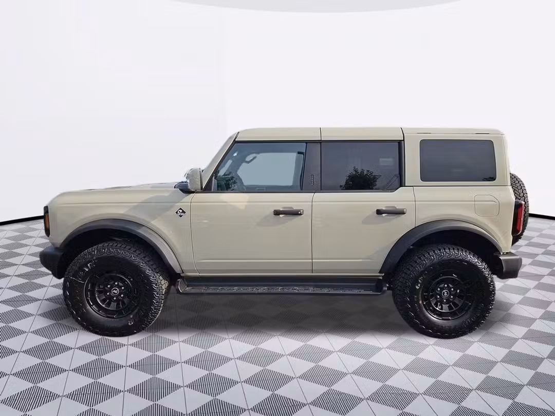 2026 Ford Bronco Outer Banks - Image 2