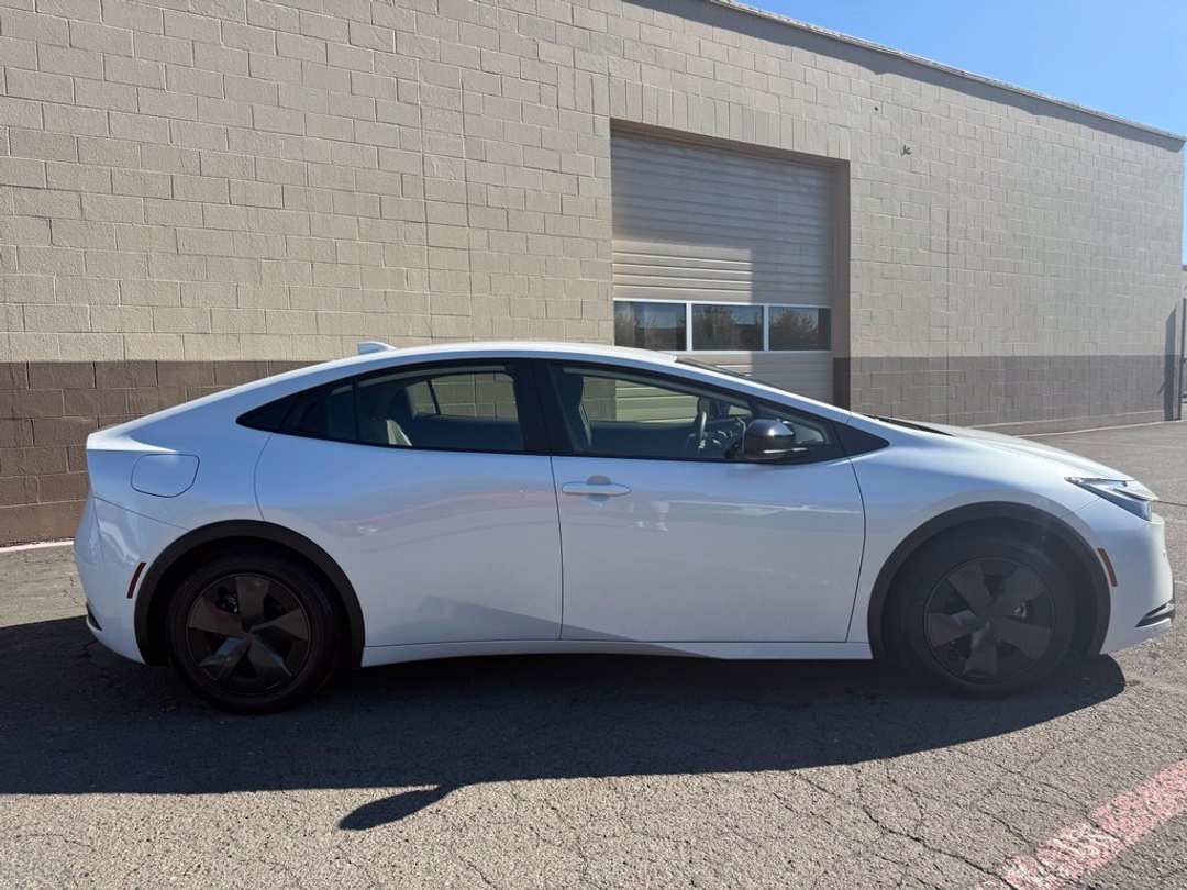 2025 Toyota Prius Plug-In Hybrid SE - Image 3