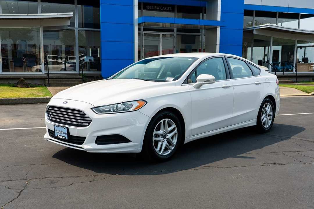 2016 Ford Fusion SE - Image 2