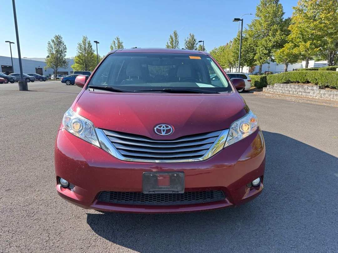 2016 Toyota Sienna XLE - Image 2