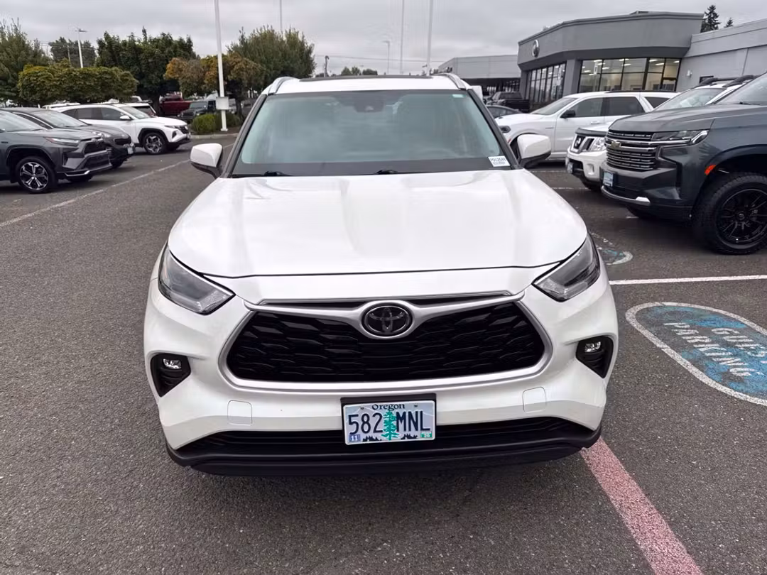 2021 Toyota Highlander XLE - Image 2