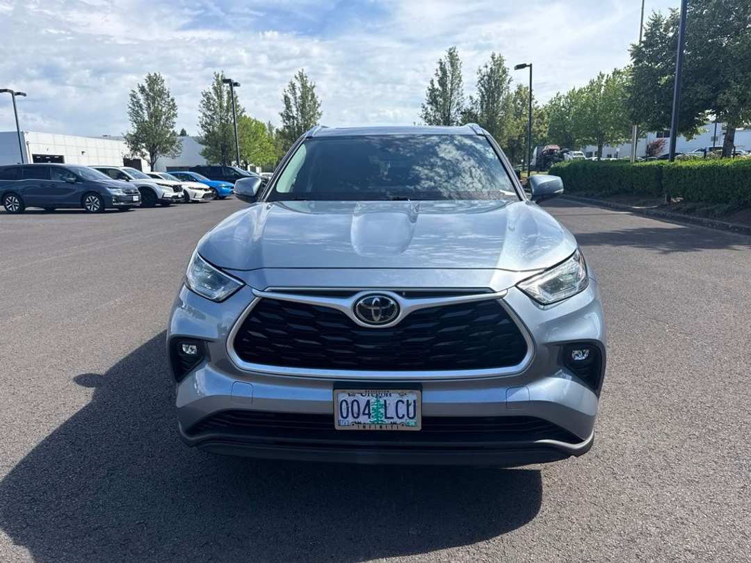 2021 Toyota Highlander XLE - Image 2
