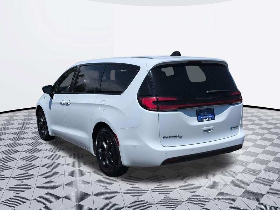 2024 Chrysler Pacifica Hybrid Select S Appearance - Image 3