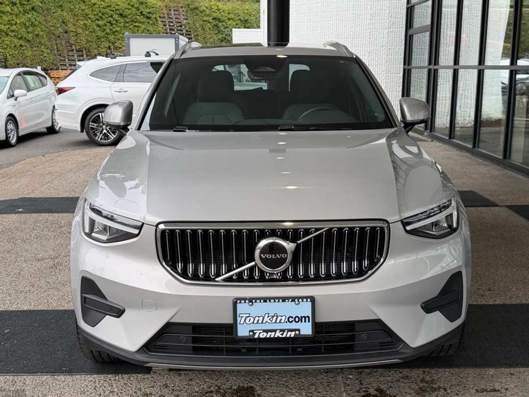 2024 Volvo Xc40 B5 Core - Image 3