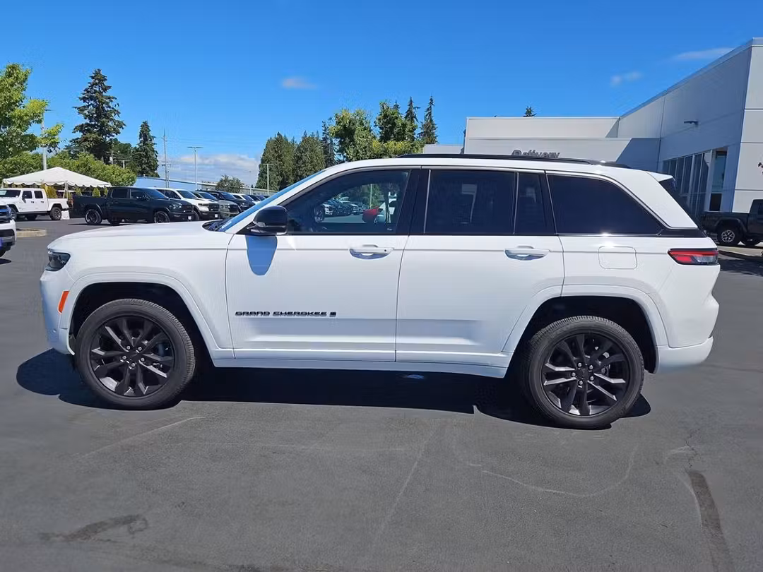 2026 Jeep Grand Cherokee Limited Reserve - Image 3