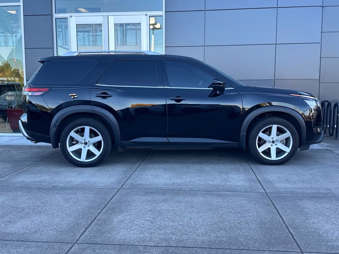 2024 Nissan Pathfinder SL - Image 2