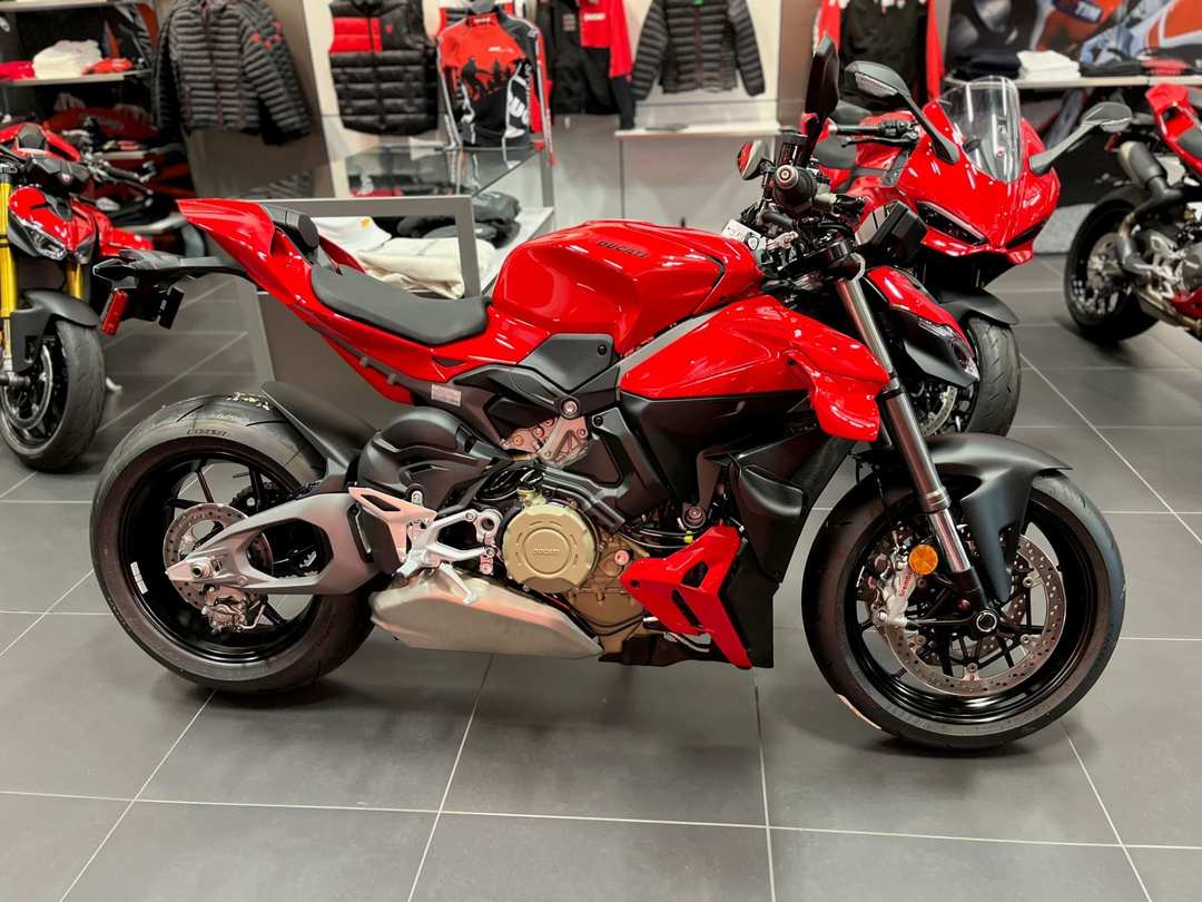 2026 Ducati Streetfighter V4 - Image 3