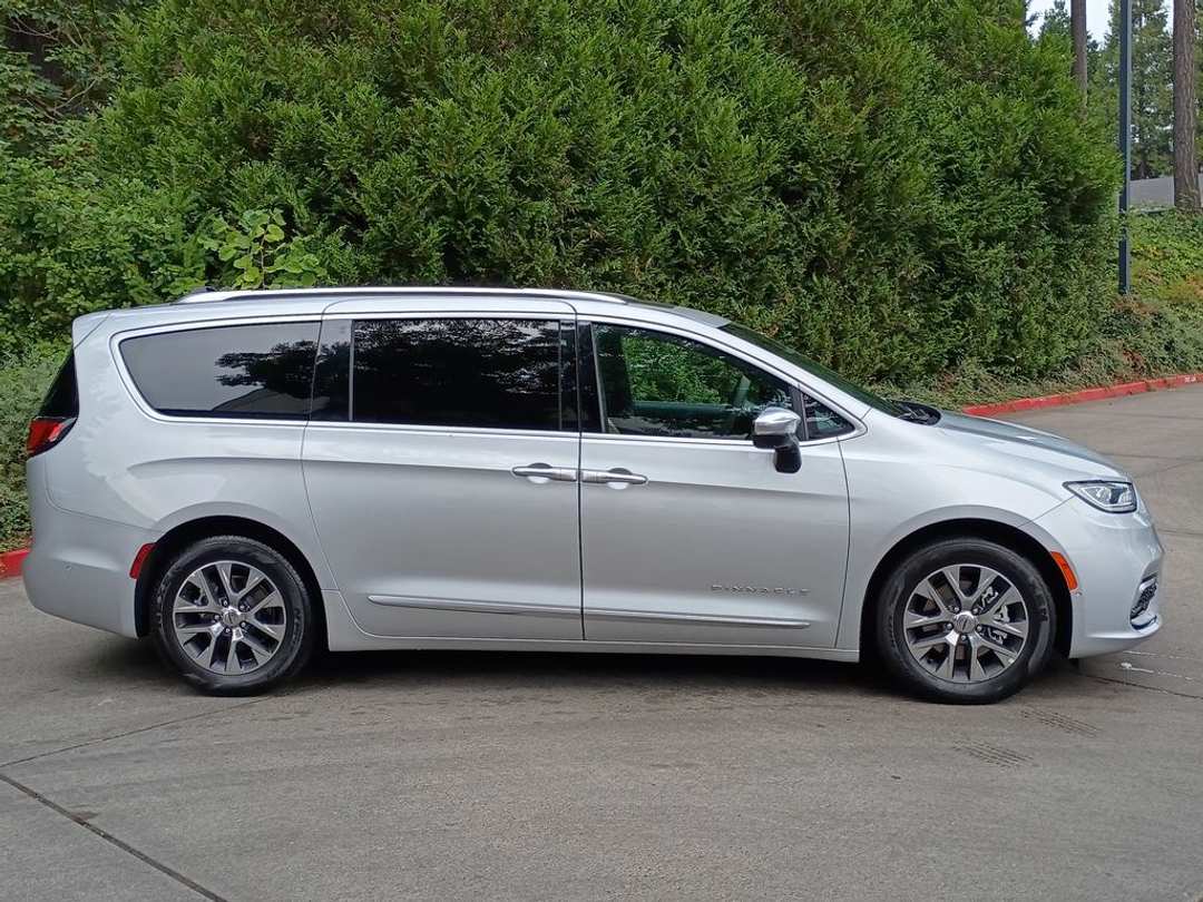 2023 Chrysler Pacifica Hybrid Pinnacle - Image 3