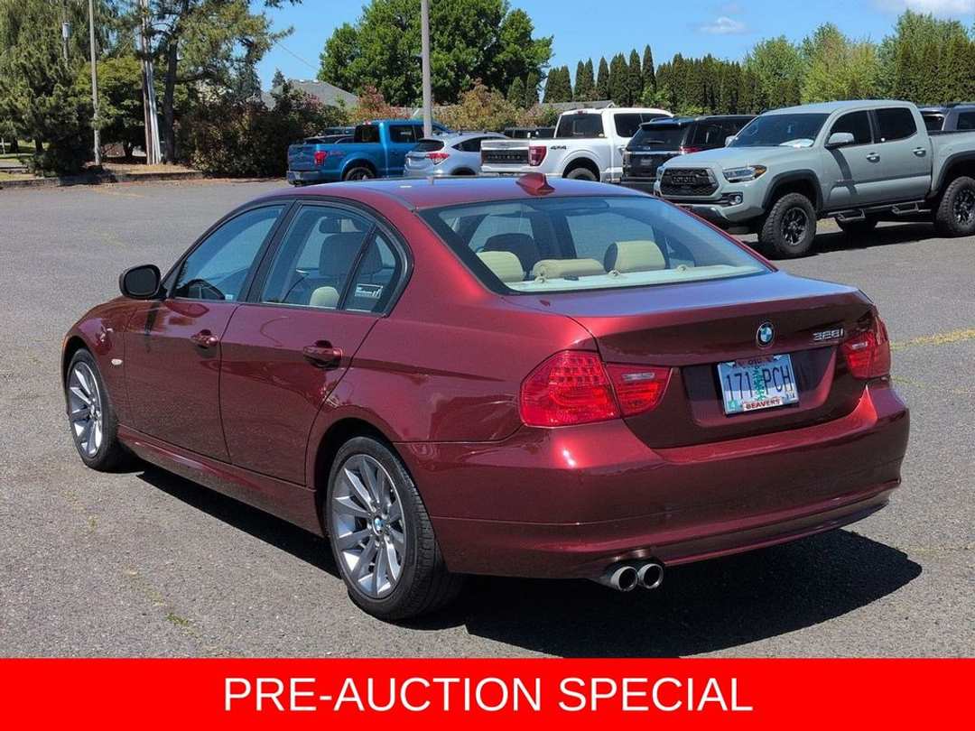 2011 BMW 3 Series 328i - Image 3