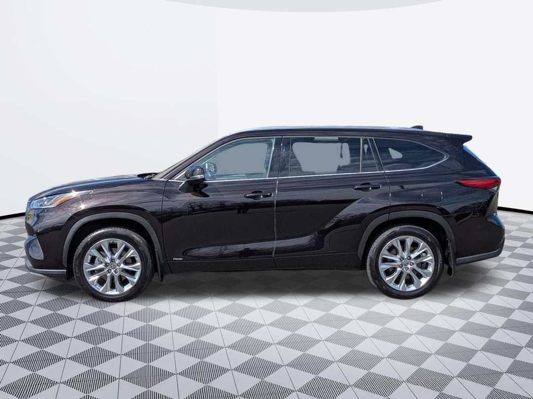 2022 Toyota Highlander Hybrid Limited - Image 3