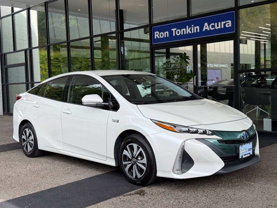 2017 Toyota Prius Prime Premium - Image 2