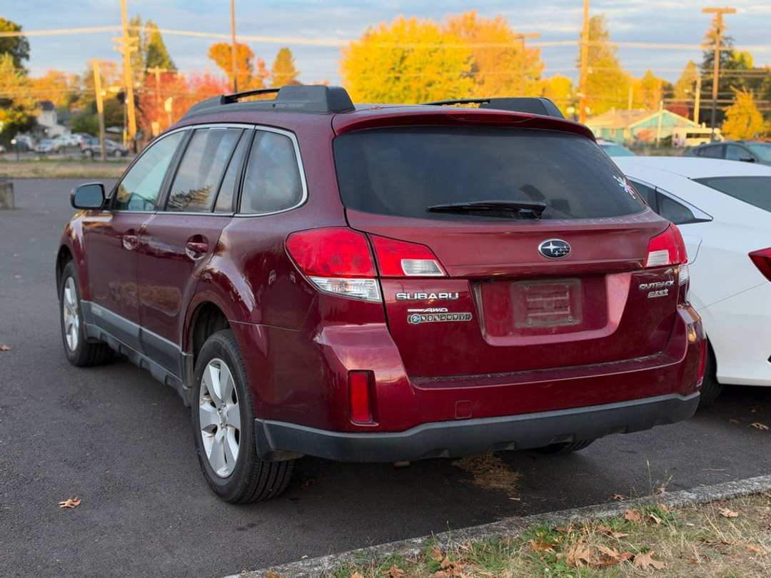 2011 Subaru Outback 2.5i Premium - Image 2