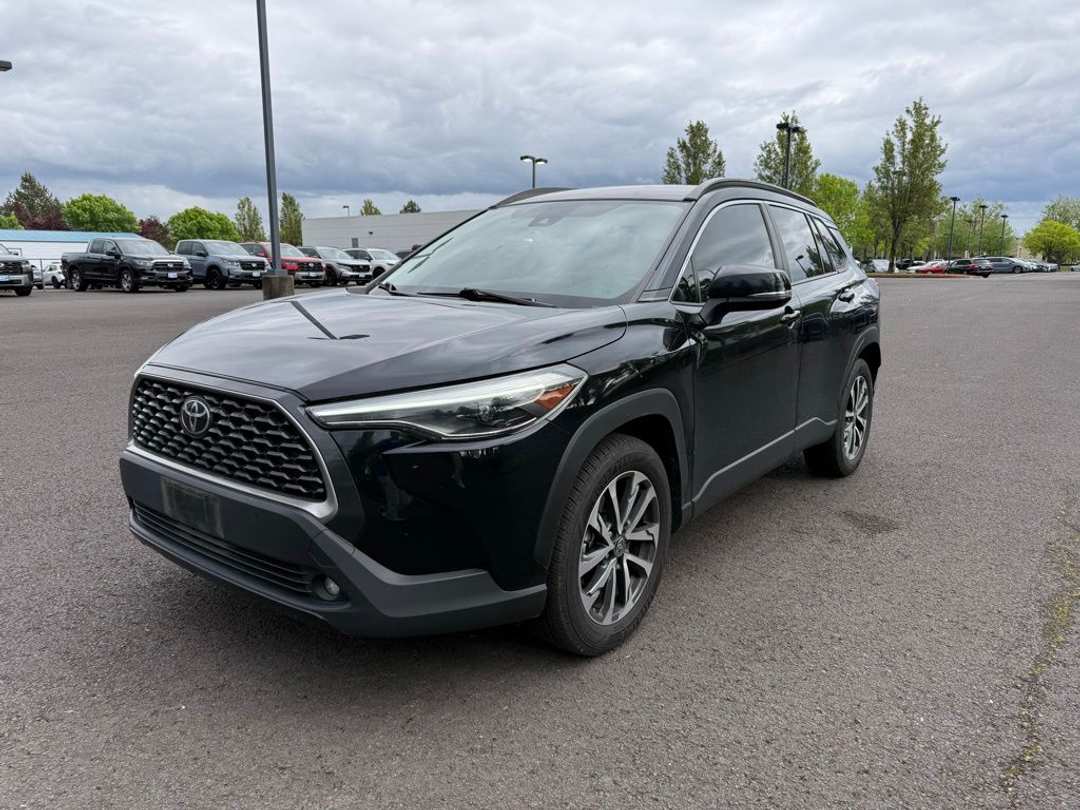 2022 Toyota Corolla Cross XLE - Image 3