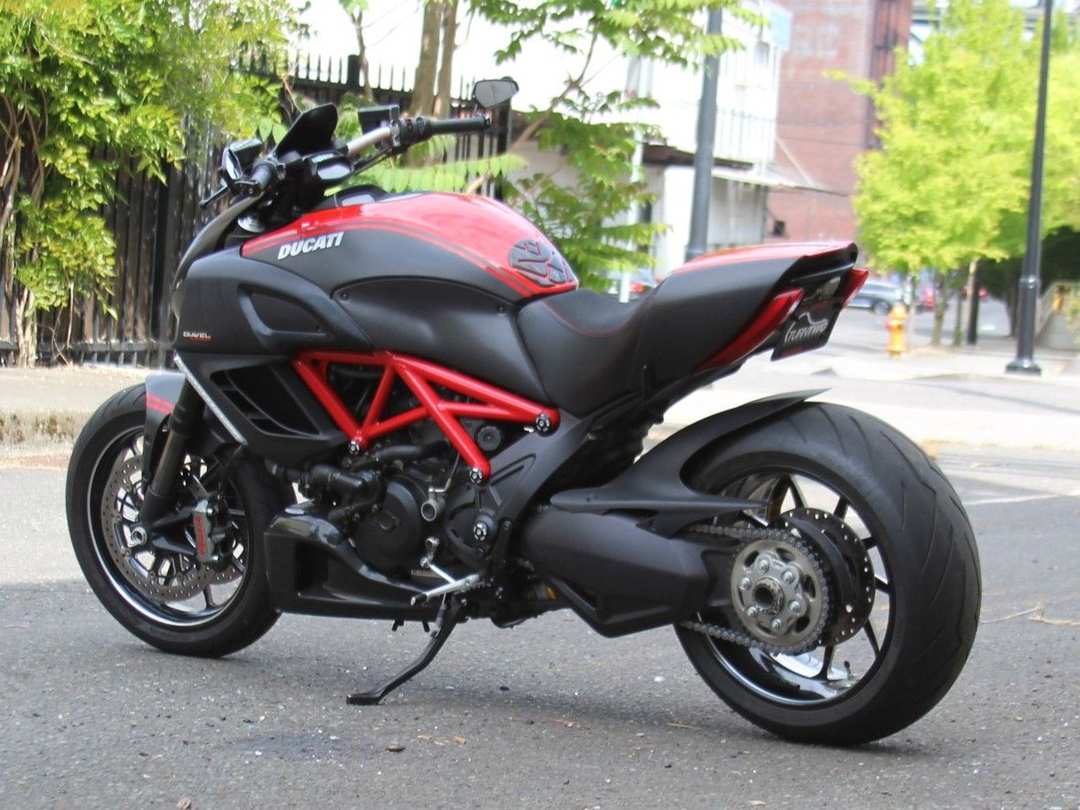 2012 Ducati Diavel Carbon - Image 2