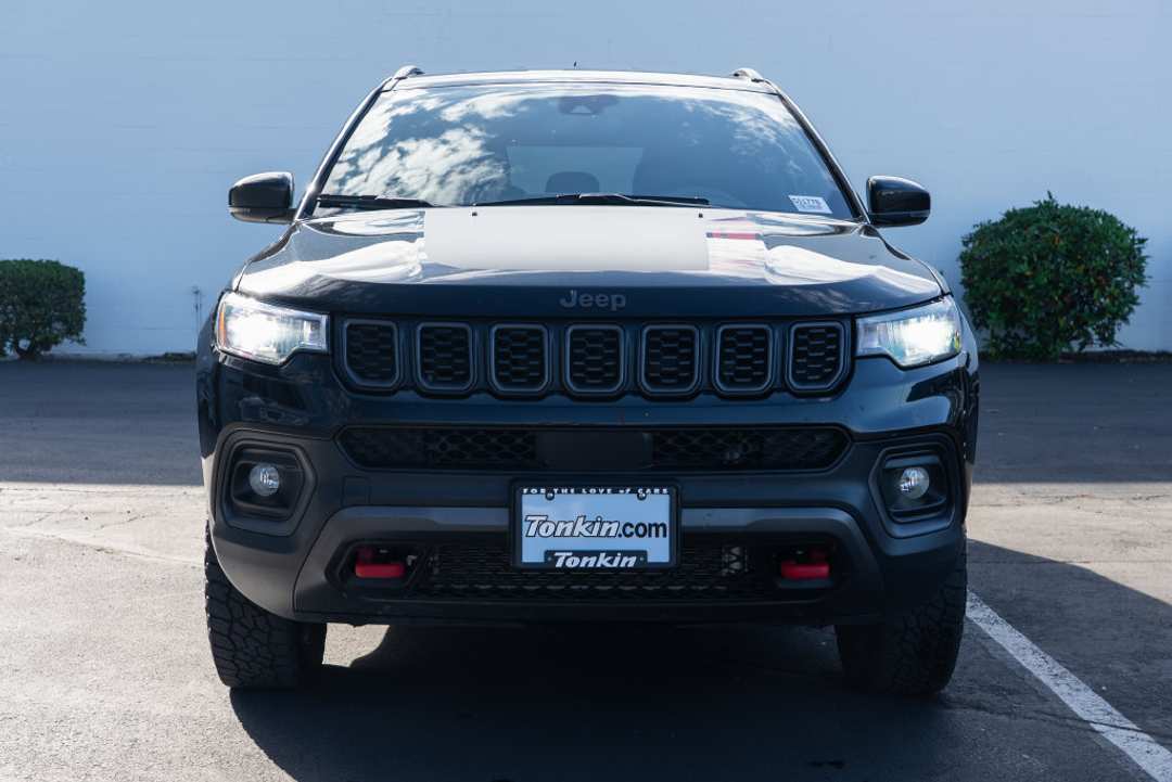 2025 Jeep Compass Trailhawk - Image 2