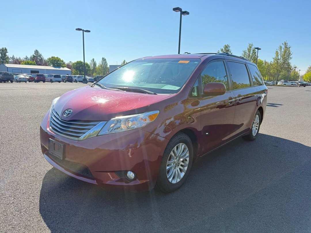 2016 Toyota Sienna XLE - Image 3