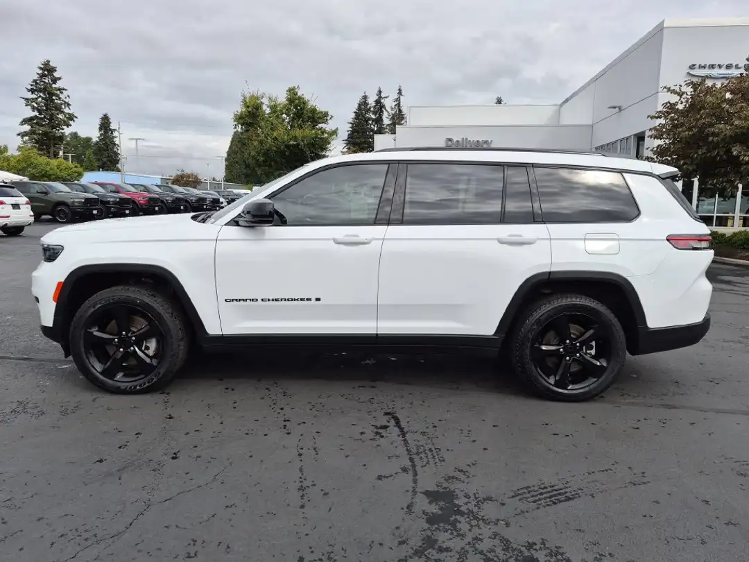 2023 Jeep Grand Cherokee L Altitude - Image 3