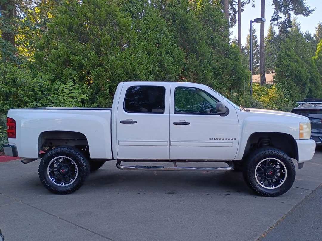 2009 Chevrolet Silverado 1500 LT - Image 3