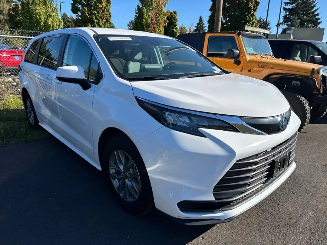 2024 Toyota Sienna LE - Image 3