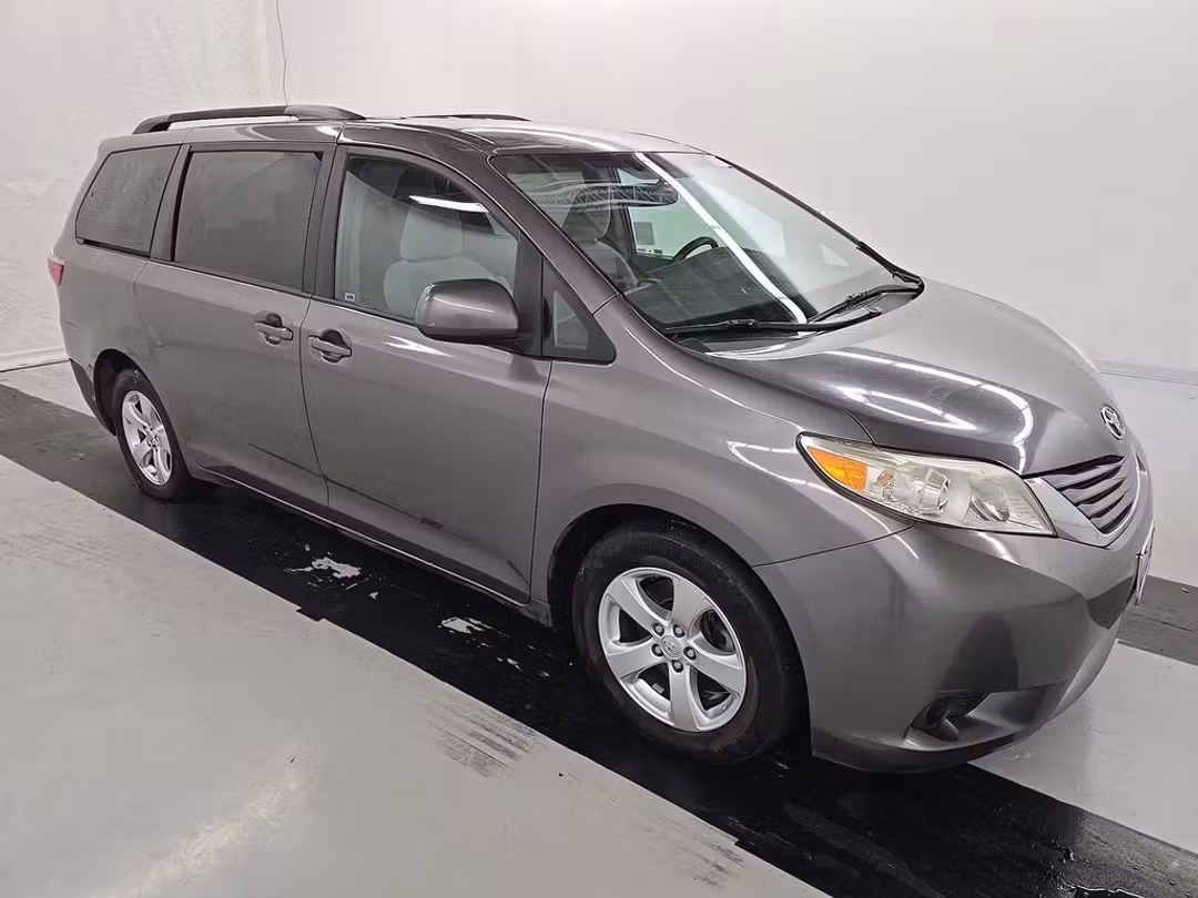2017 Toyota Sienna LE - Image 2