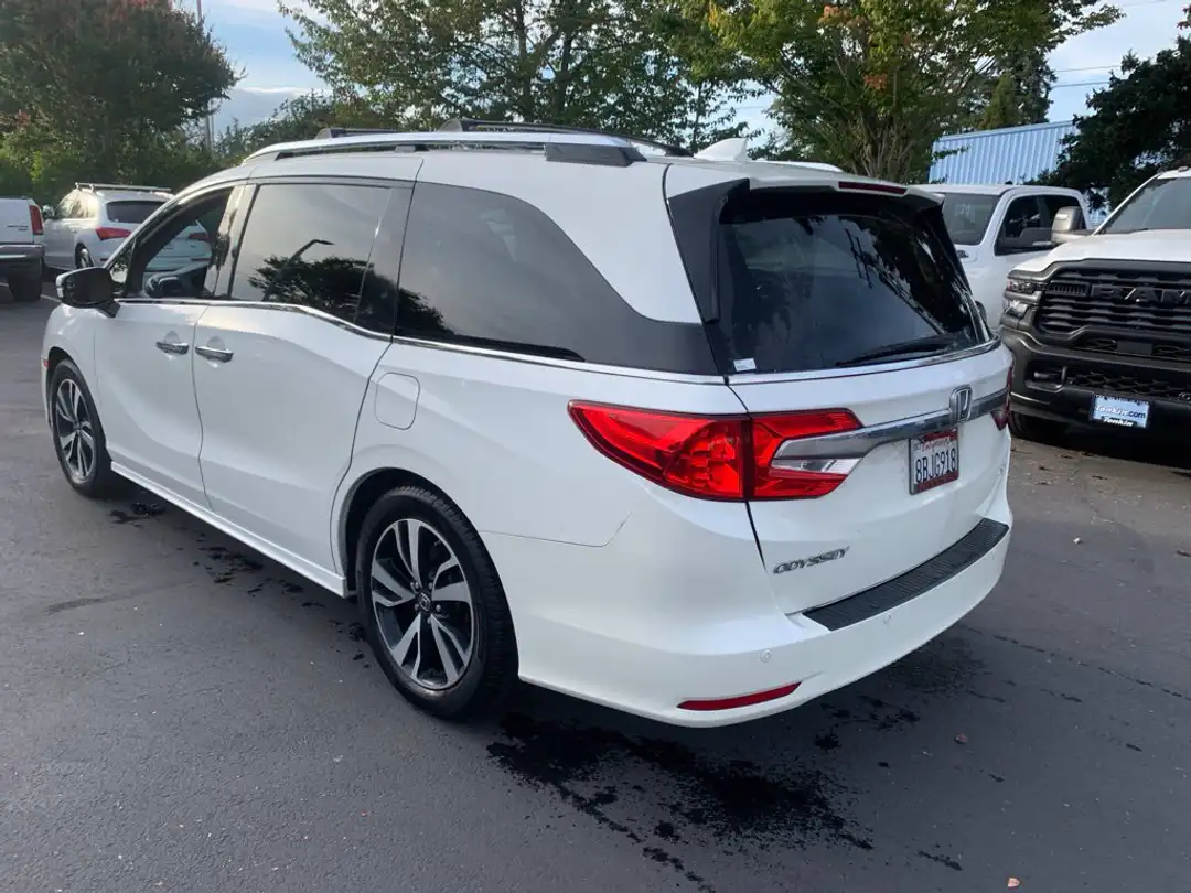 2018 Honda Odyssey Elite - Image 2