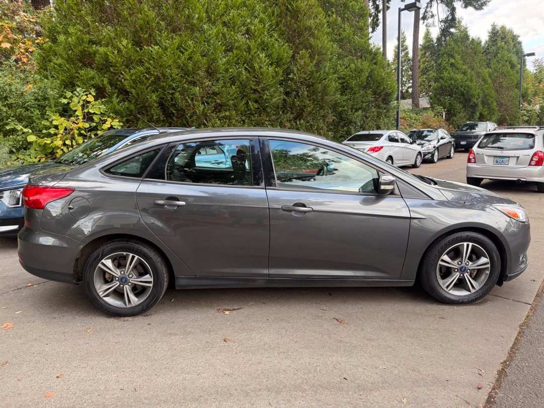 2017 Ford Focus SE - Image 2