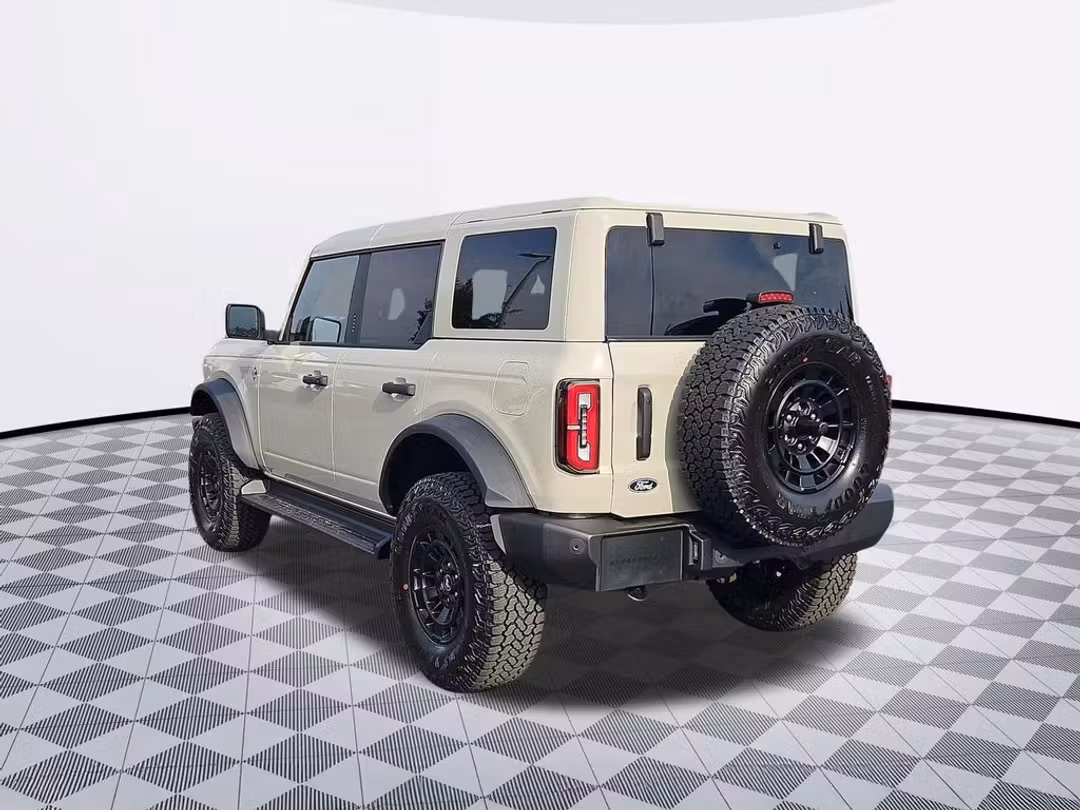2026 Ford Bronco Outer Banks - Image 3