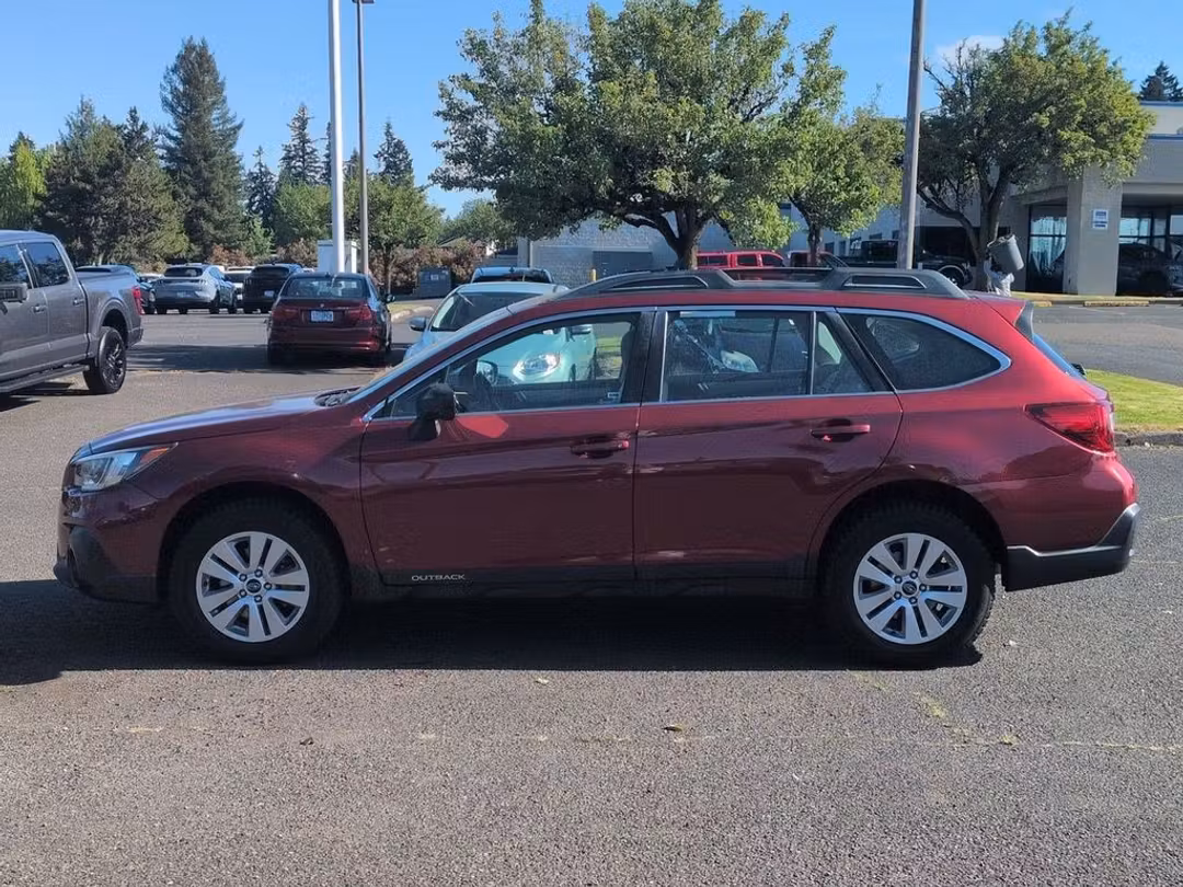 2018 Subaru Outback 2.5i - Image 2