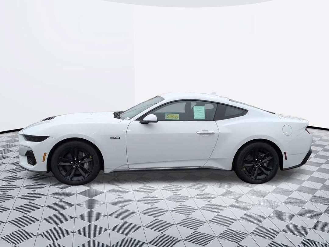 2026 Ford Mustang GT - Image 2