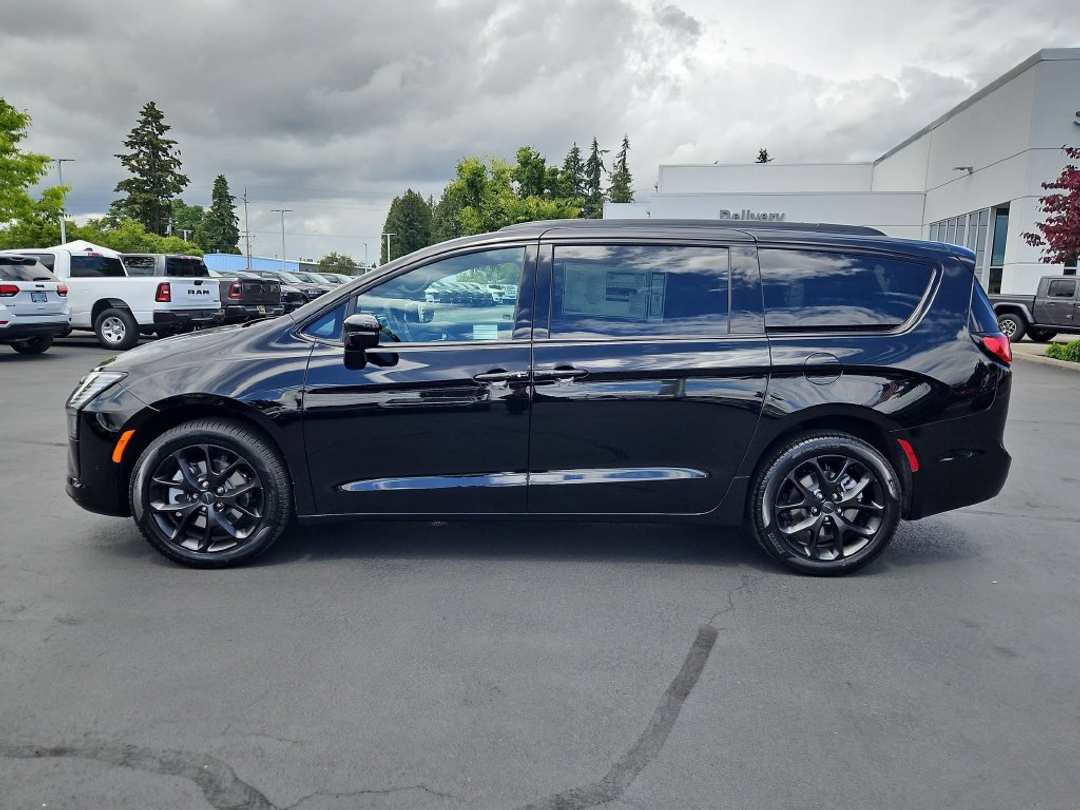 2027 Chrysler Pacifica Limited - Image 3