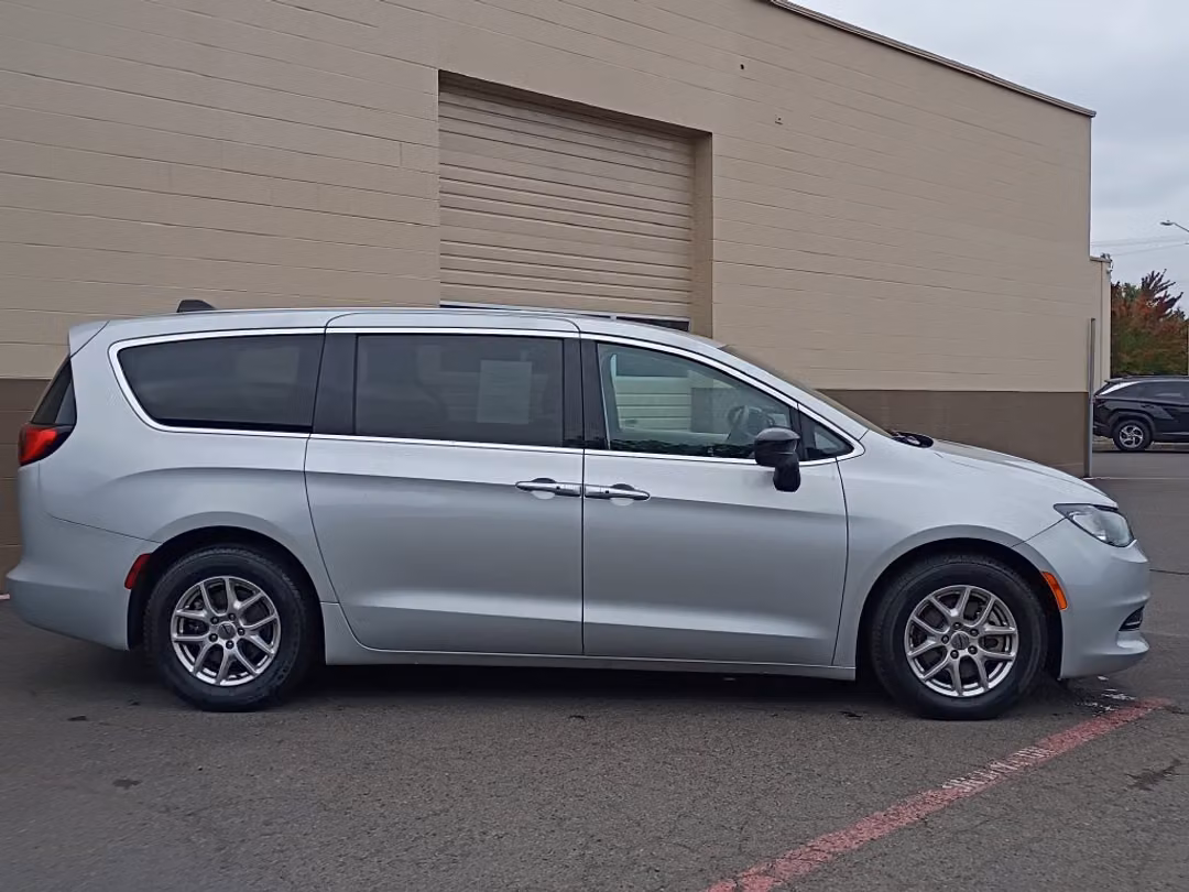2024 Chrysler Voyager LX - Image 3