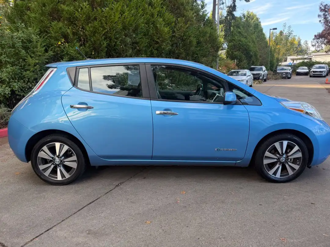2013 Nissan LEAF SL - Image 2