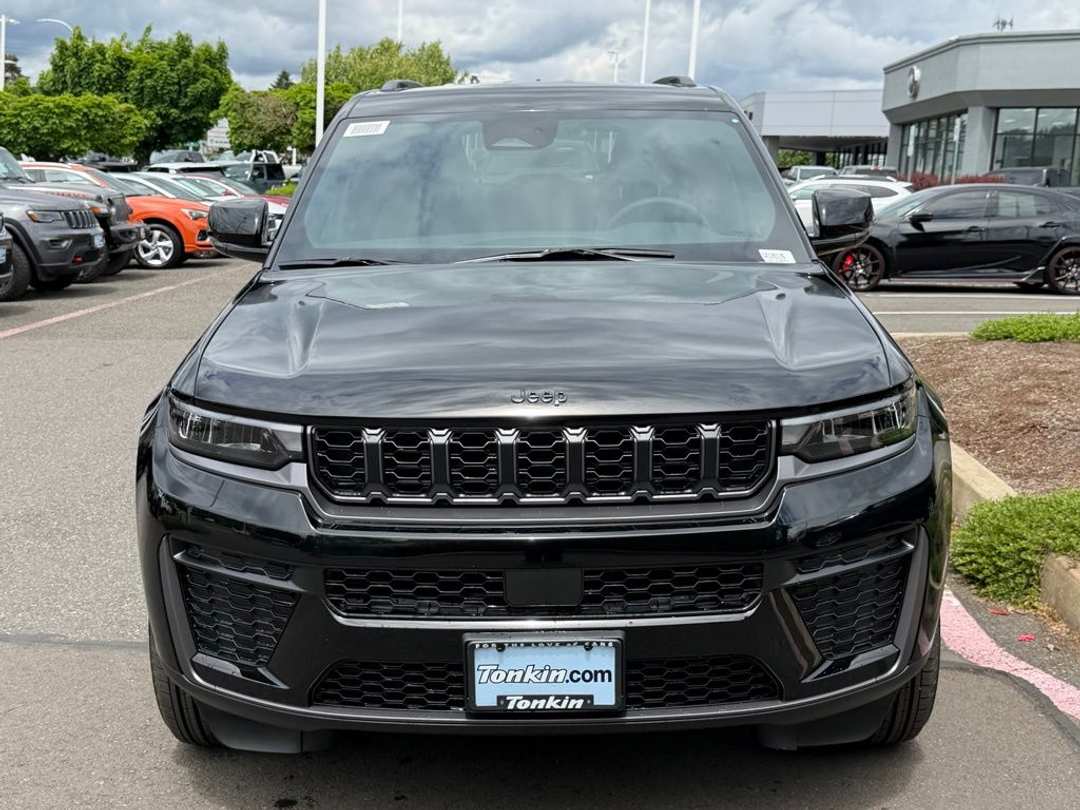 2026 Jeep Grand Cherokee Laredo Altitude - Image 3