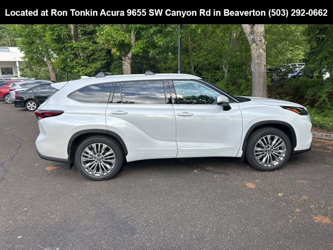 2025 Toyota Highlander Platinum - Image 3