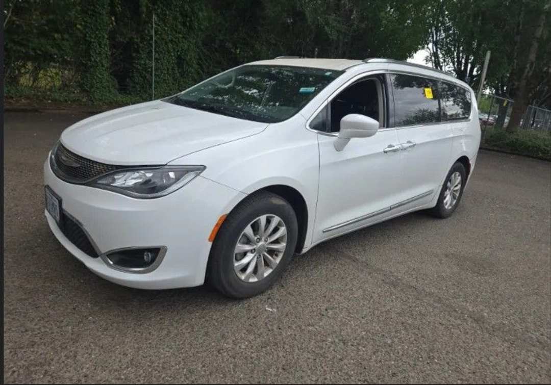 2019 Chrysler Pacifica Touring L - Image 3
