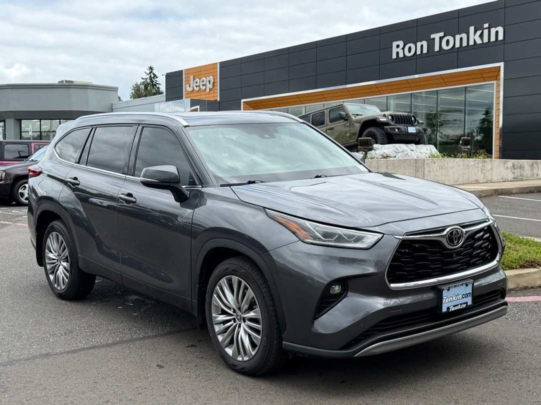 2022 Toyota Highlander Platinum - Image 2