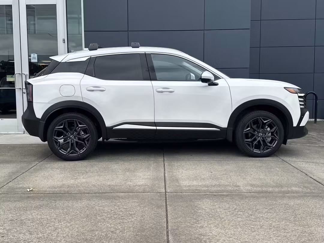 2025 Nissan Kicks SR - Image 2