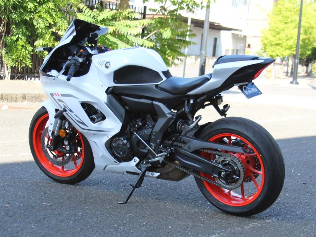 2023 Yamaha Yzf-R7 - Image 2