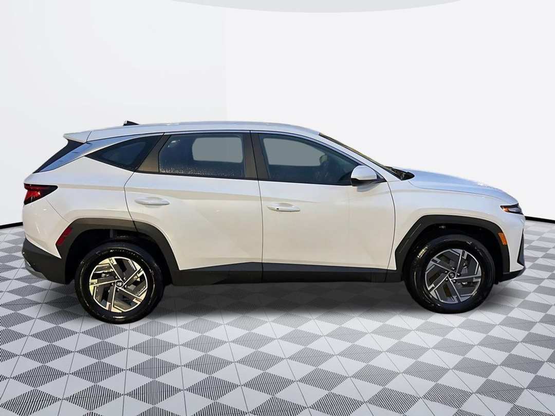 2026 Hyundai Tucson Hybrid Blue SE - Image 2