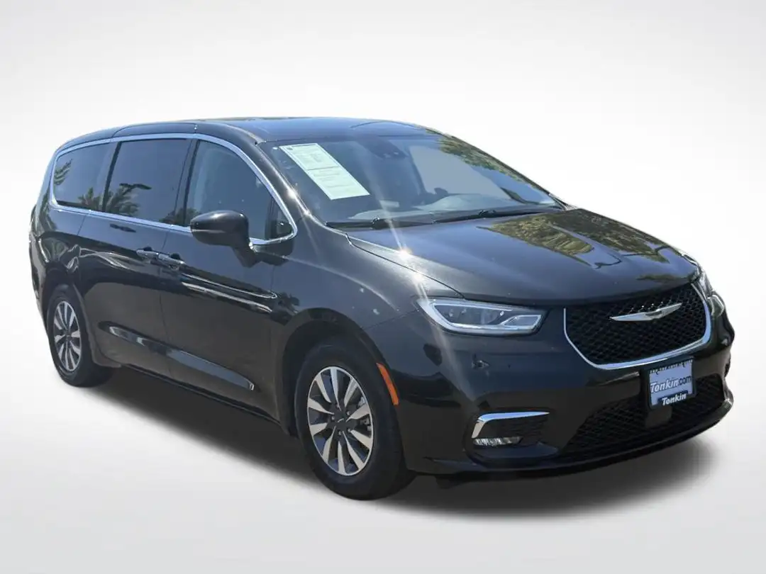 2023 Chrysler Pacifica Hybrid Touring L - Image 2