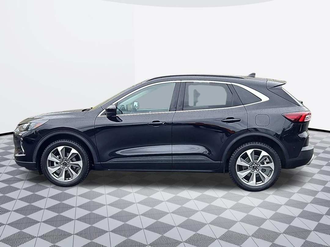 2023 Ford Escape Hybrid Platinum - Image 3