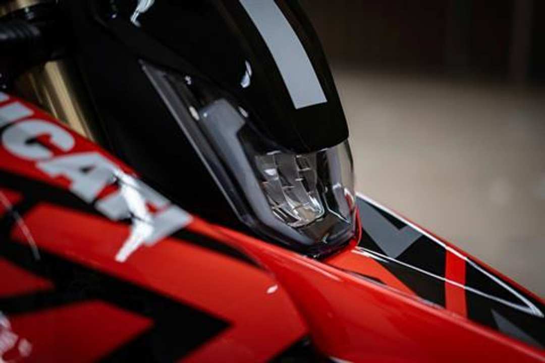 2025 Ducati Hypermotard 698 Rve - Image 2
