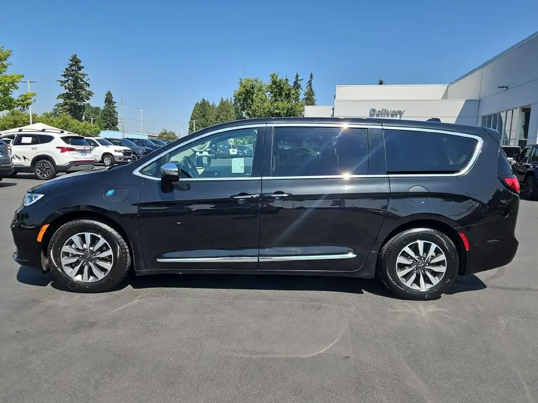 2023 Chrysler Pacifica Hybrid Limited - Image 3