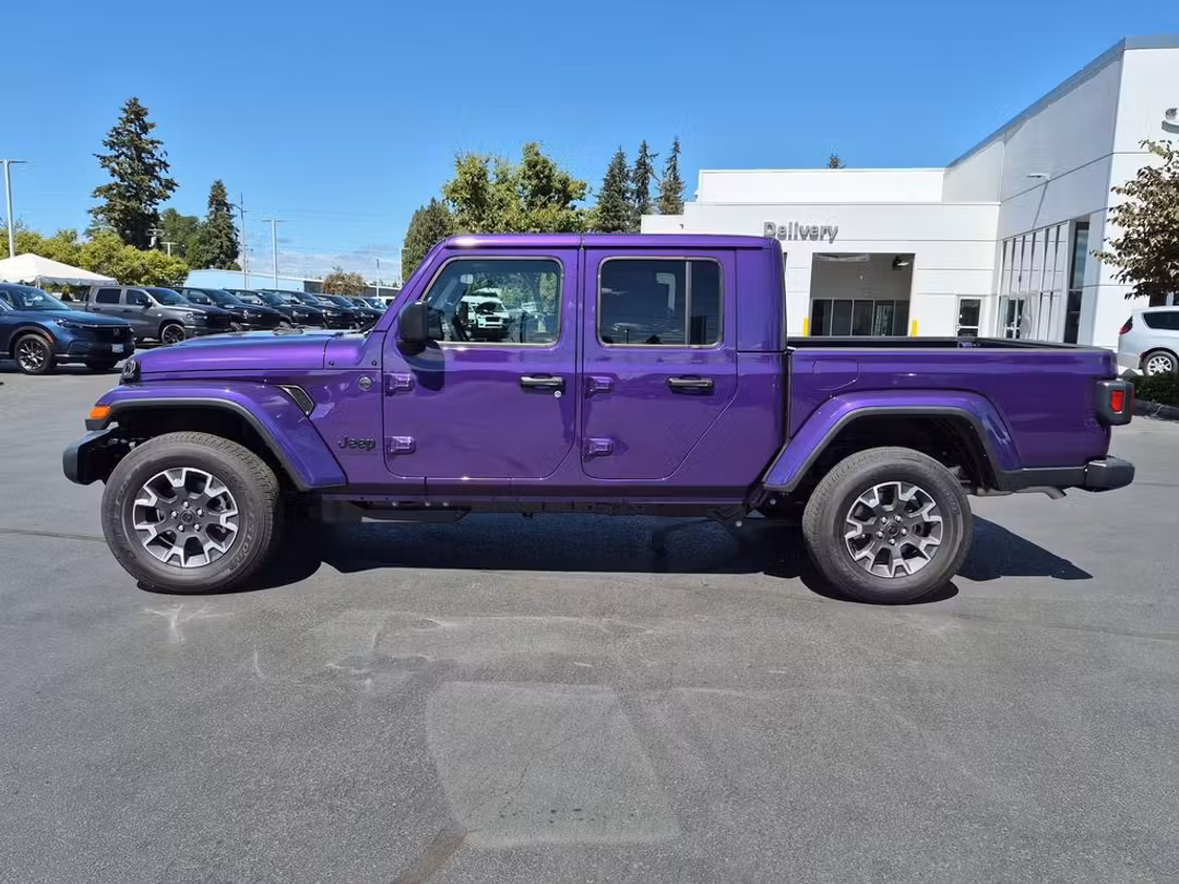 2026 Jeep Gladiator Sahara - Image 3