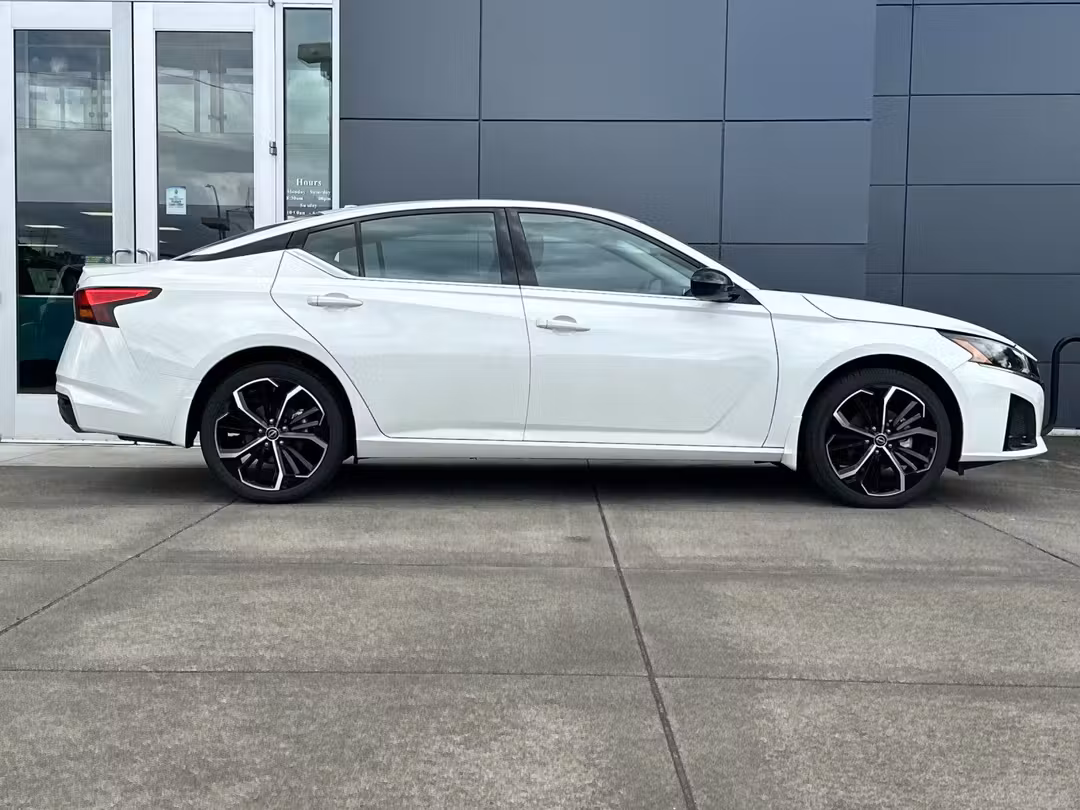 2025 Nissan Altima 2.5 SR - Image 2