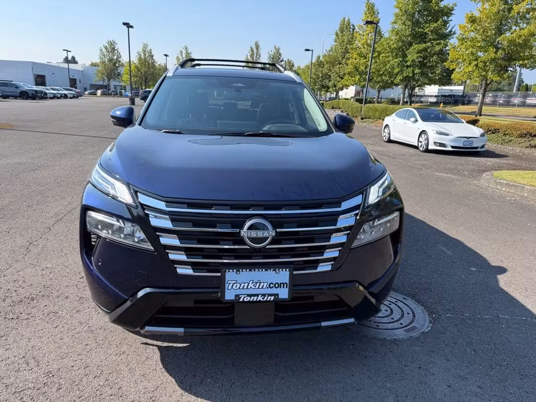 2025 Nissan Rogue Platinum - Image 2
