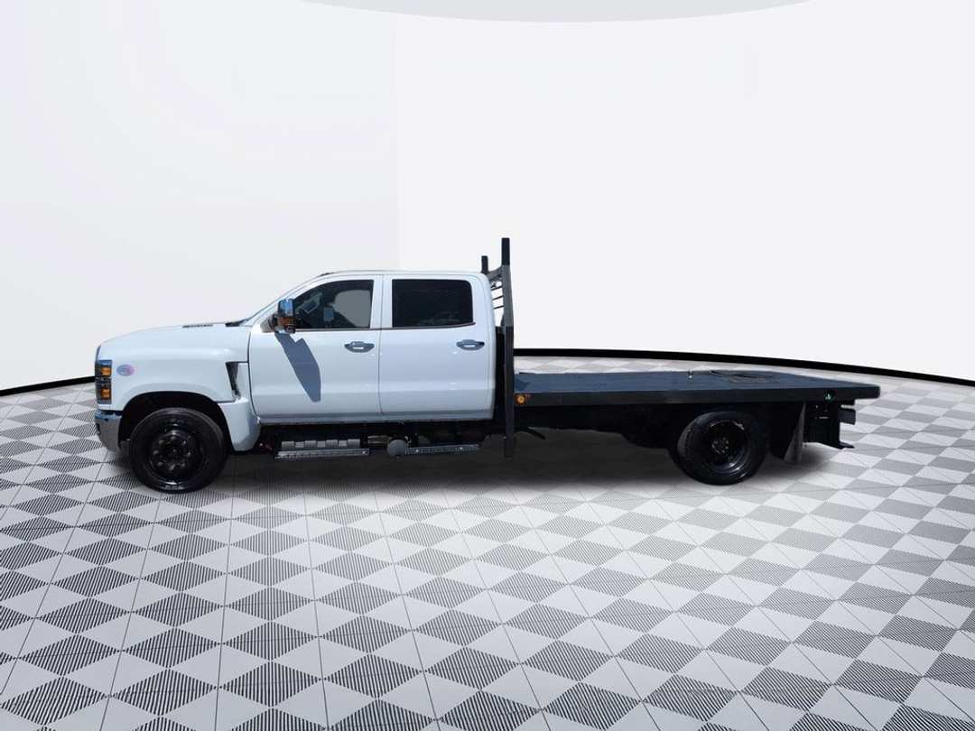 2022 Chevrolet Silverado 4500Hd - Image 2