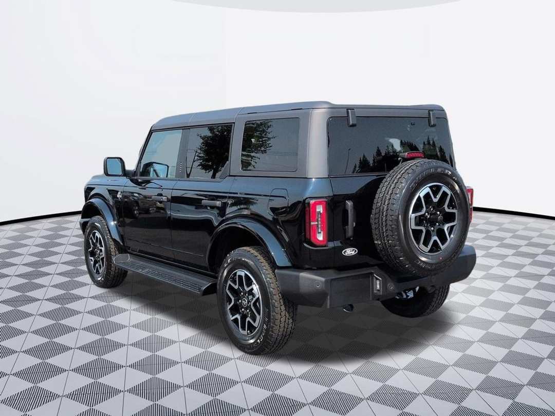 2026 Ford Bronco Outer Banks - Image 3