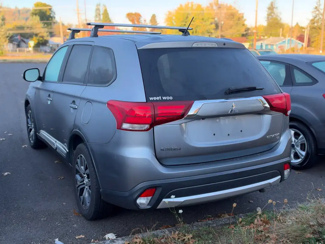 2016 Mitsubishi Outlander - Image 2